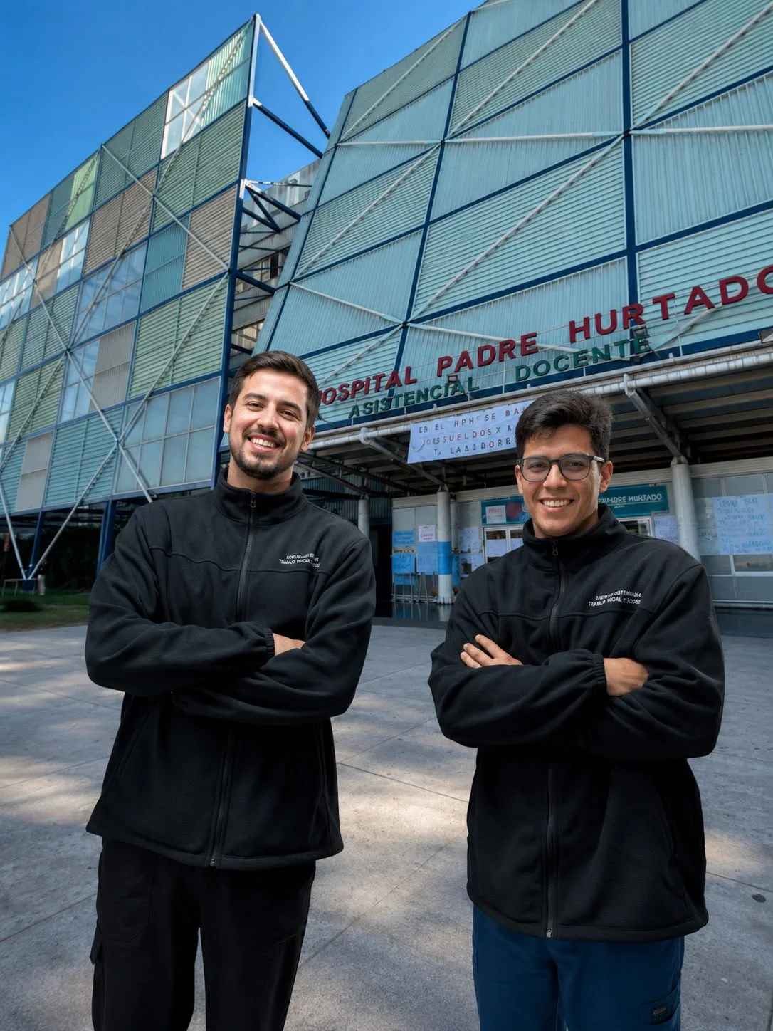 Miembros de equipo de salud con prendas bordadas en jornada de trabajo