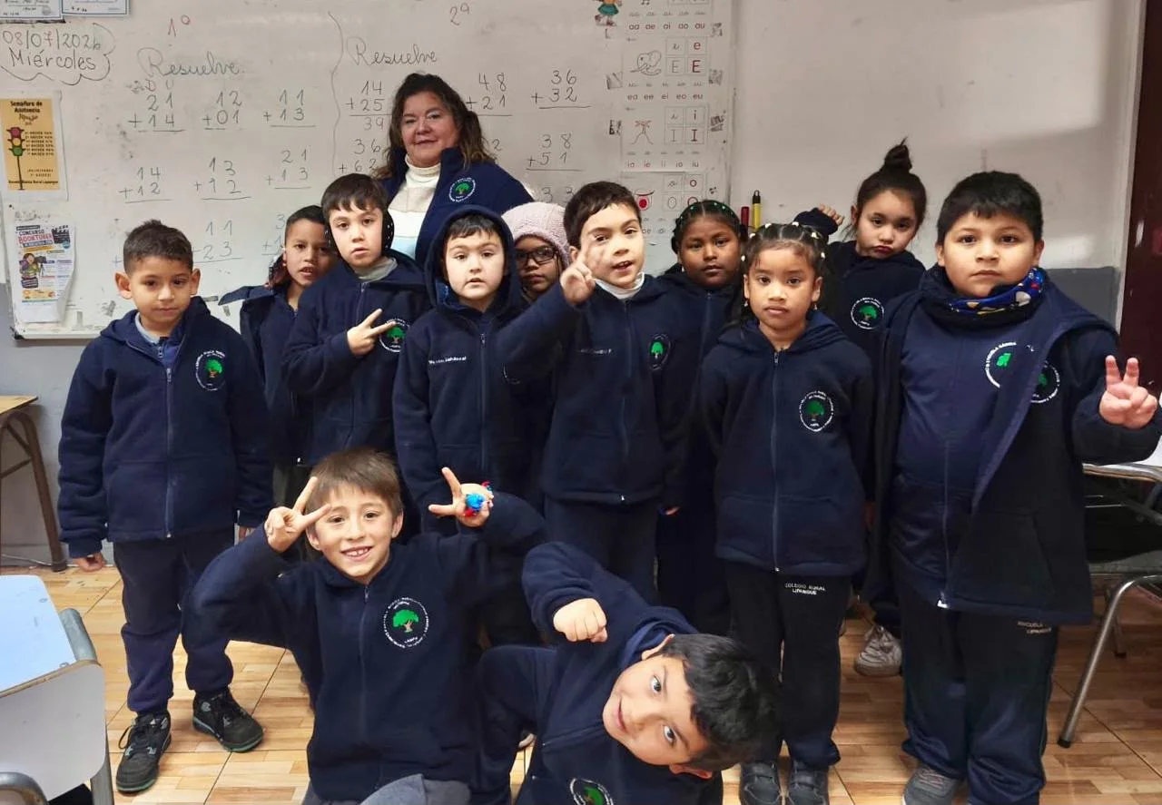 Grupo de estudiantes con prendas azul marino e insignias bordadas