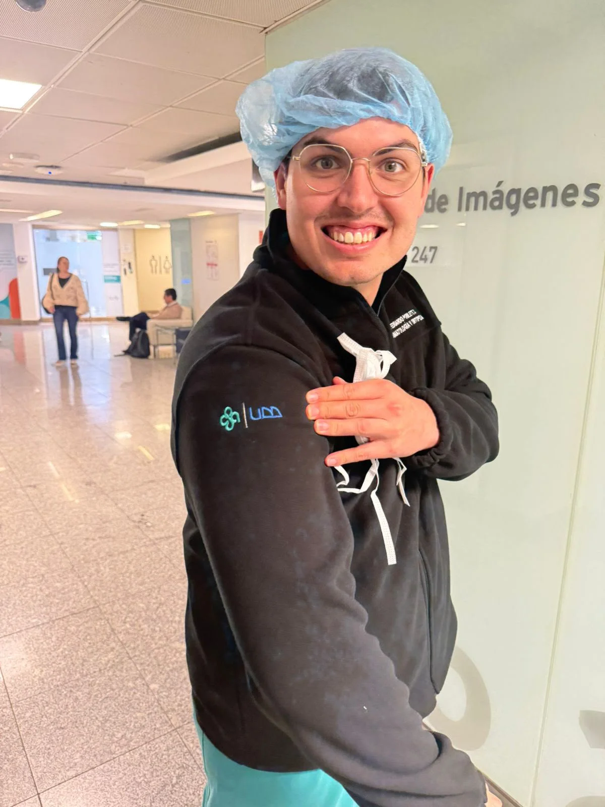 Profesionales del área de salud con chaquetas softshell corporativas