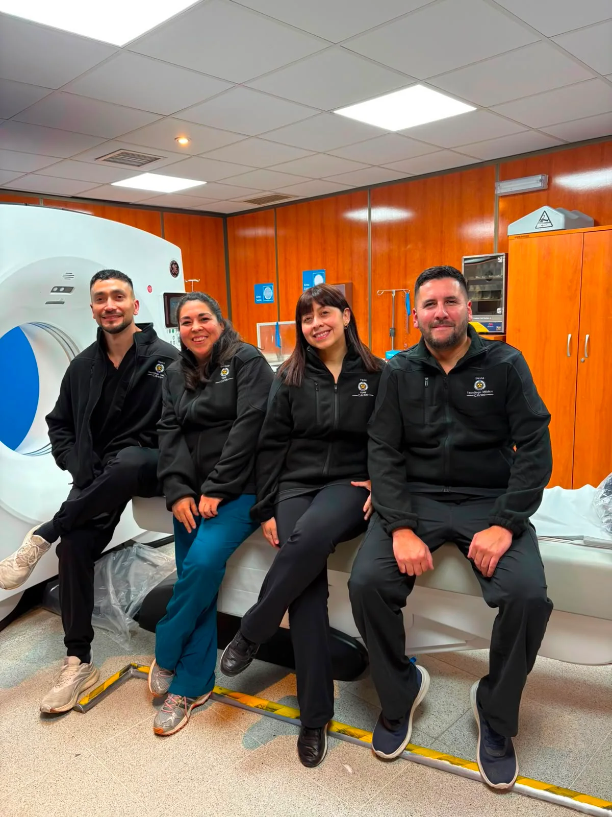 Profesionales del área salud vistiendo poleras y chaquetas con logotipo bordado