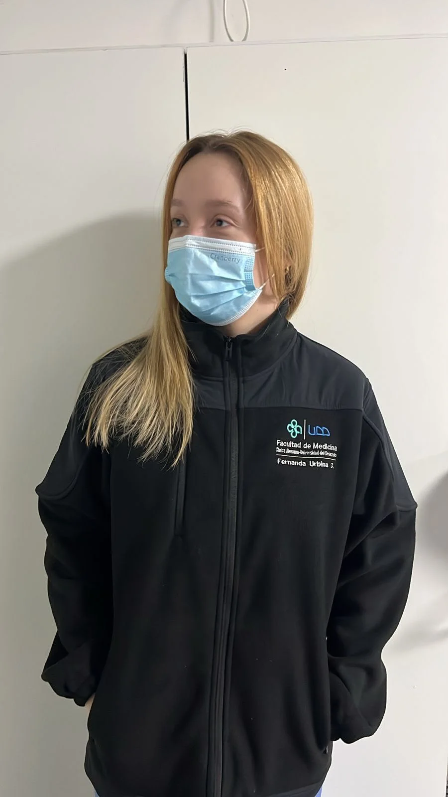 Profesional de la salud vistiendo chaqueta polar con bordado institucional